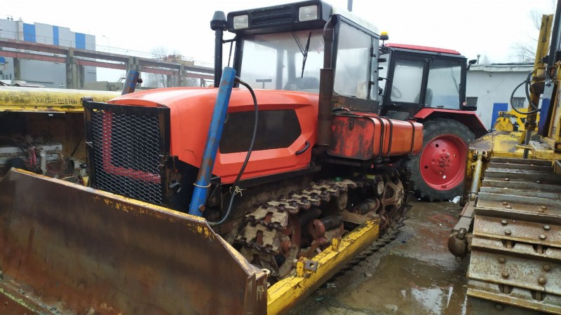 Трактор гусеничный с отвалом ВгТЗ ДТ-75