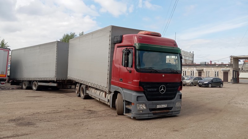 Грузовик тентованный Mercedes Actros 2541 с прицепом Krone